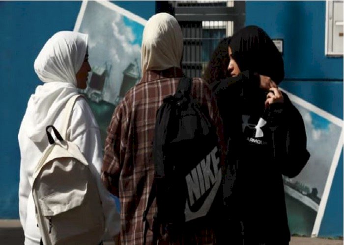 الجارديان: الحكومة الفرنسية تتجاهل أزمات المهاجرين والأطفال وتركز على الزيّ الإسلاميّ