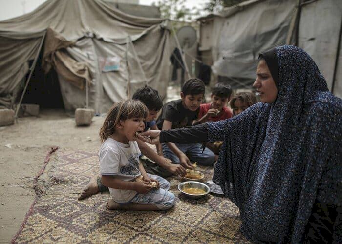 الغارديان: الهجمات الإسرائيلية الدامية على غزة أدت إلى نزوح مليوني شخص