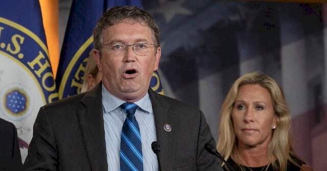 توماس ماسي سياسي أميركي معارض مهددا بالاقالة .. لماذا؟