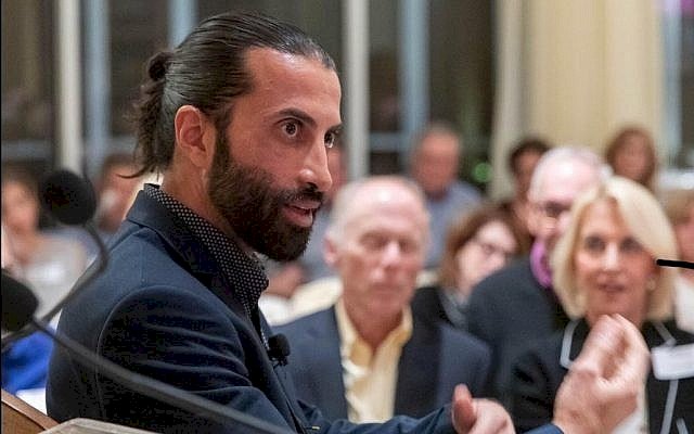 مصعب يوسف ابن القيادي في حماس الذي أثار جدلًا بتصريحاته ضد السلطة الفلسطينية؟