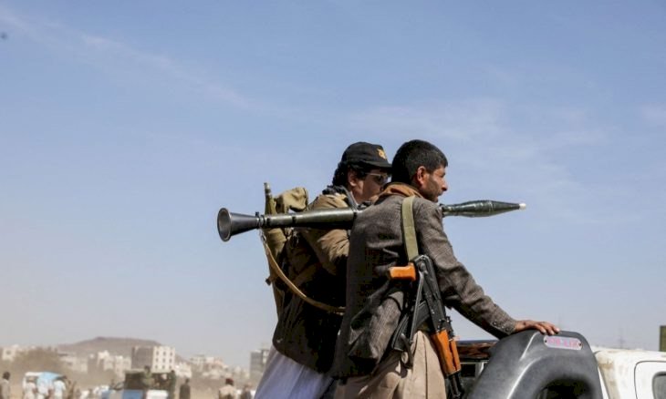 هجمات مليشيا الحوثي بالصواريخ والمسيّرات على السفن التجارية