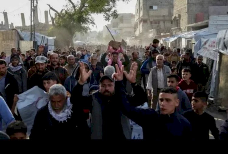 للمرة الأولى.. غزة تنتفض ضد حماس بمظاهرات غاضبة تُطالب بإنهاء الحرب