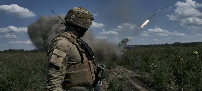 روسيا تُصعّد هجماتها.. غارات جوية مكثفة على مسقط رأس زيلينسكي