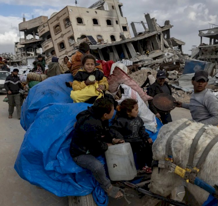 الهروب في الظلام.. فلسطينيون يفرون تحت القصف بحثًا عن أمان مفقود