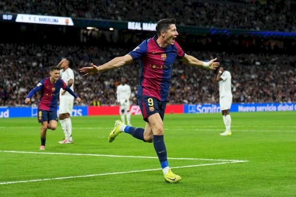 كلاسيكو النار.. برشلونة يصطدم بريال مدريد في صراع الحسم على لقب الليغا.. القنوات الناقلة