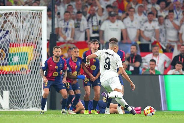 برشلونة يهزم ريال مدريد ويقترب من حسم الدوري