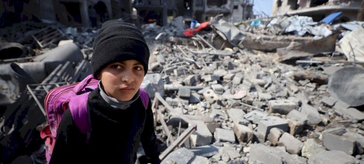 الجوع يسبق المساعدات.. اقتحام مستودع غذائي في غزة وسط انهيار إنساني