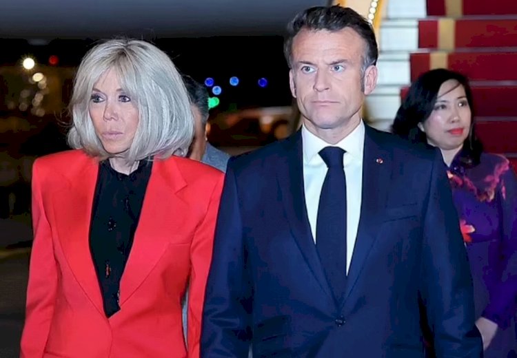 مشاجرة على متن الطائرة الرئاسية.. تفاصيل صفع الرئيس الفرنسي من زوجته