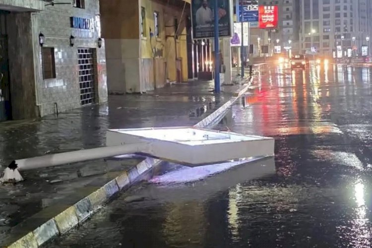 عاصفة ثلجية تضرب الإسكندرية.. تدمير كامل للمركبات والشوارع تغمرها المياه