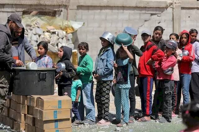 غزة الجائعة تُذبح عند طوابير الإغاثة.. صناديق المساعدات تحولت إلى أفخاخ موت