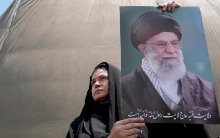 إيران تلمح إلى تهدئة وتعرض التفاوض مجددًا مع استمرار التصعيد واغتيال رئيس الأركان