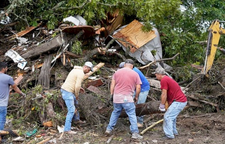 50 قتيل وخسائر ضخمة.. خراب ودمار يعم تكساس بعد الفيضانات المفاجئة