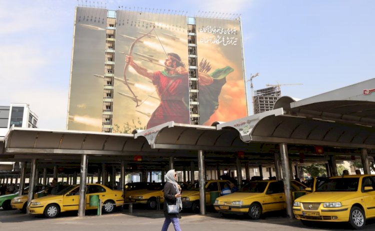 خامنئي يتخلى عن التقاليد الدينية ويستدعي أمجاد فارس القديمة لتعزيز الوحدة الوطنية