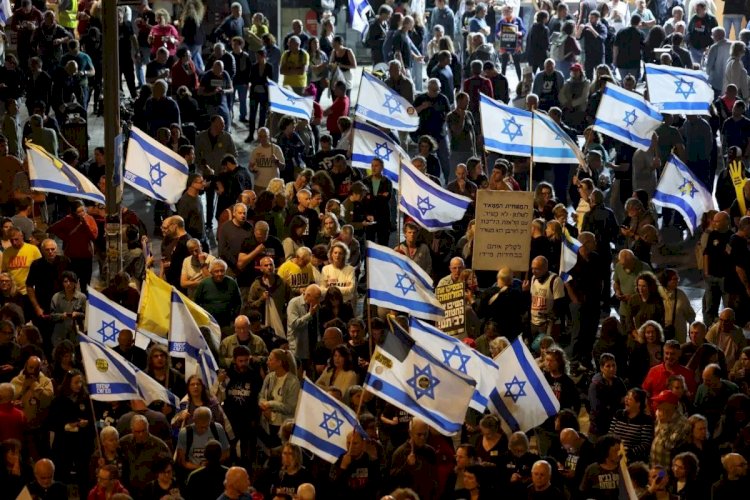 قوارب الغضب.. عائلات الرهائن تبحر نحو غزة.. احتجاجات عائمة تهز القرار السياسي الإسرائيلي