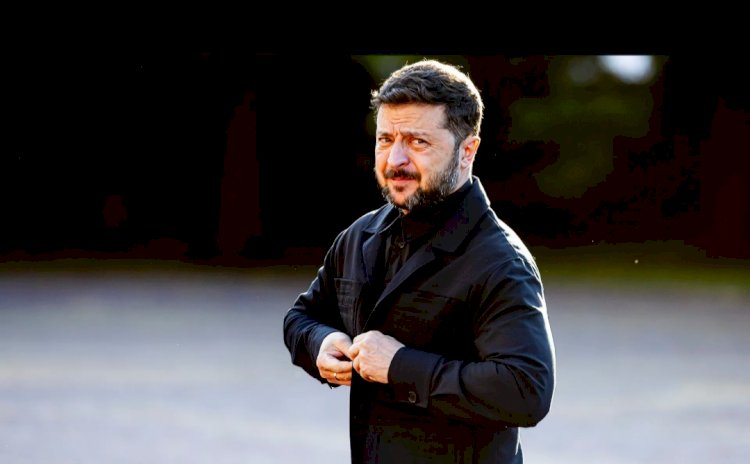 قبل اللقاء المرتقب وخوفًا من أزمة دبلوماسية.. زيلينسكي يرتدى بدلة رسمية خلال اجتماعه مع ترامب