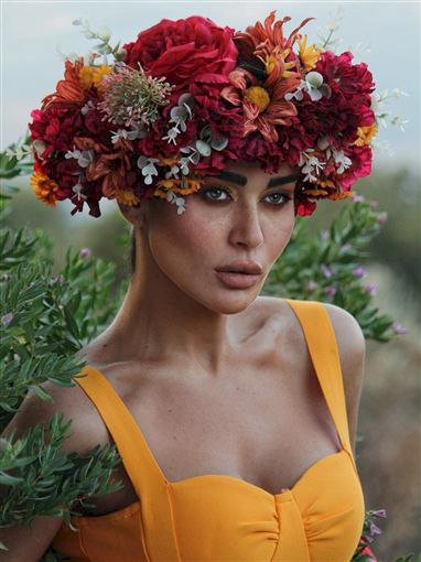 نادين الراسي تحتفل بعيد ميلادها بإطلالة مميزة وسط الطبيعة