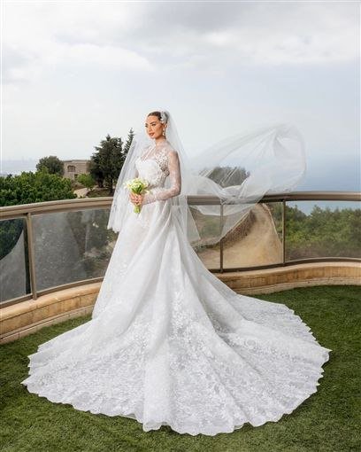 داليدا خليل تتألق في حفل زفافها بإطلالة ملكية