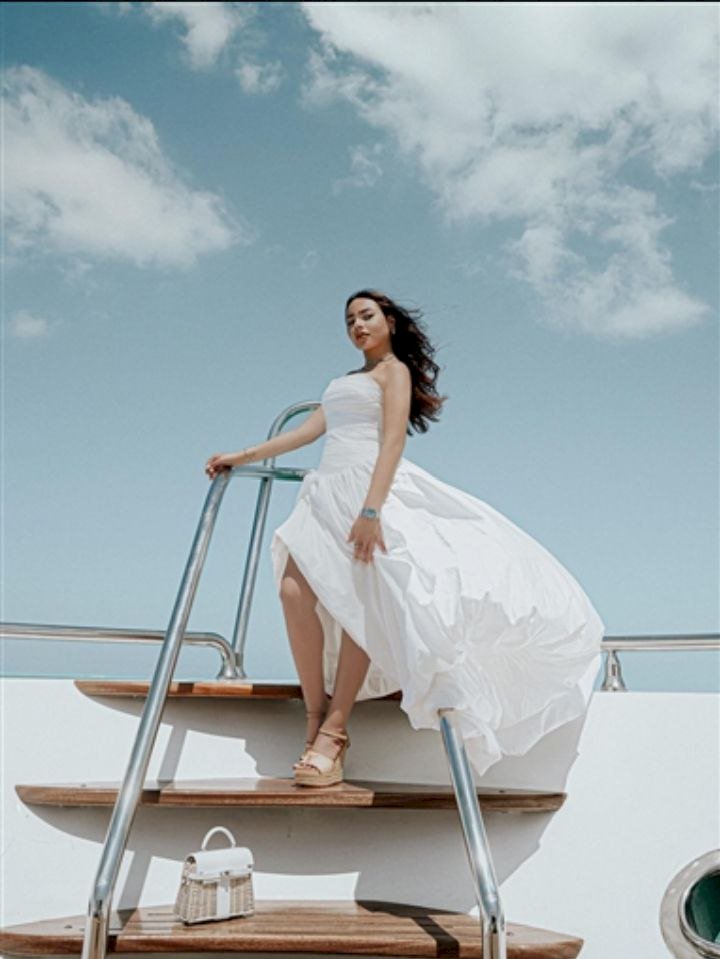 أسما إبراهيم تودّع الصيف بإطلالة بحرية فاخرة