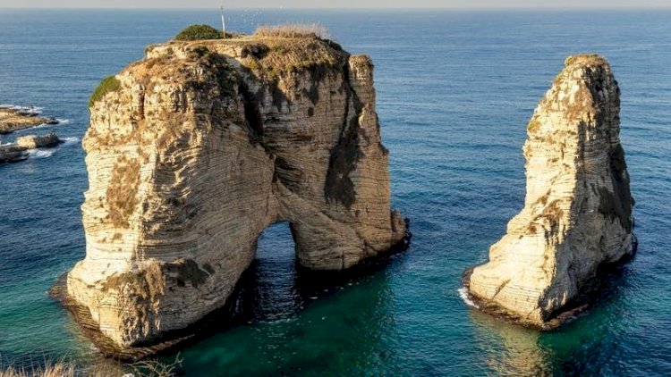 تكريم أم استفزاز.. صورة حسن نصر الله على صخرة الروشة.. تشعل جدلًا في بيروت