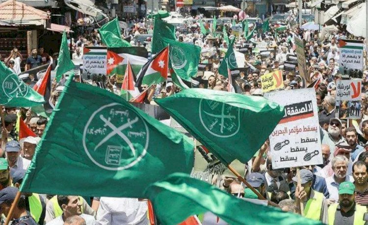 باريس تفضح الازدواجية الأخطر.. الأوروبي للعلوم الإنسانية يكشف شبكة تجنيد الإخوان في فرنسا