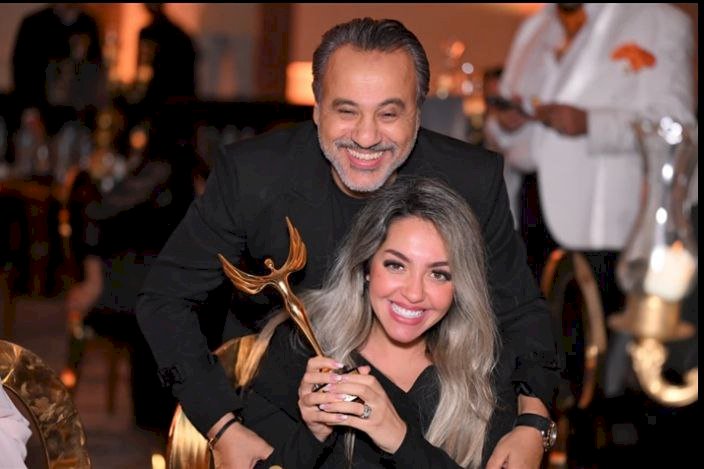 إيهاب فهمي يحتفل بجائزة إش إش في مهرجان الفضائيات العربية