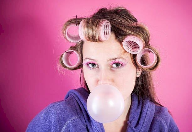 تفسير حلم تشابك اللبان في الشعر: رمز للتعلق والتشتت العاطفي