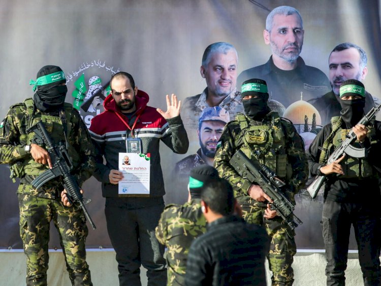 صفقة تحت النار.. كواليس الساعات الأخيرة قبل تبادل الرهائن بين إسرائيل وحماس