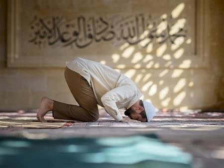 ما حكم الصلاة قبل الأذان؟ العلماء تجيب