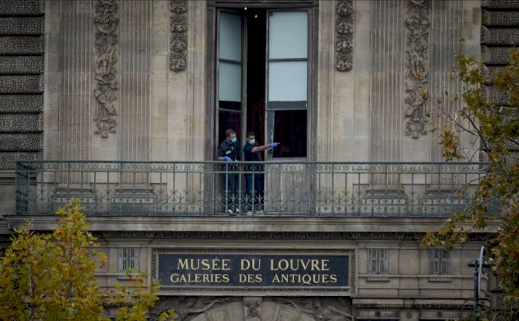 تفاصيل أغرب حوادث متحف اللوفر.. كيف سرق لصوص مجوهرات تاريخية 